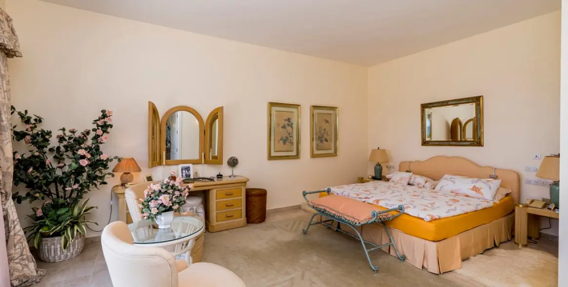 Sale of detached villa in Marbella 16