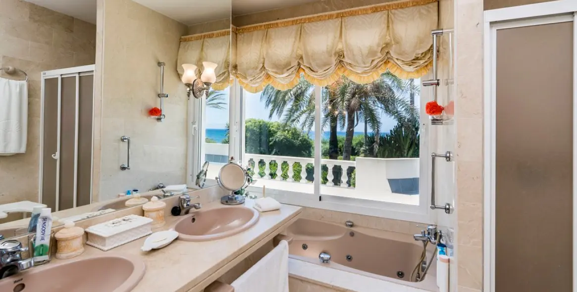 Sale of detached villa in Marbella 20