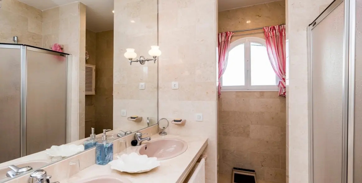 Sale of detached villa in Marbella 24