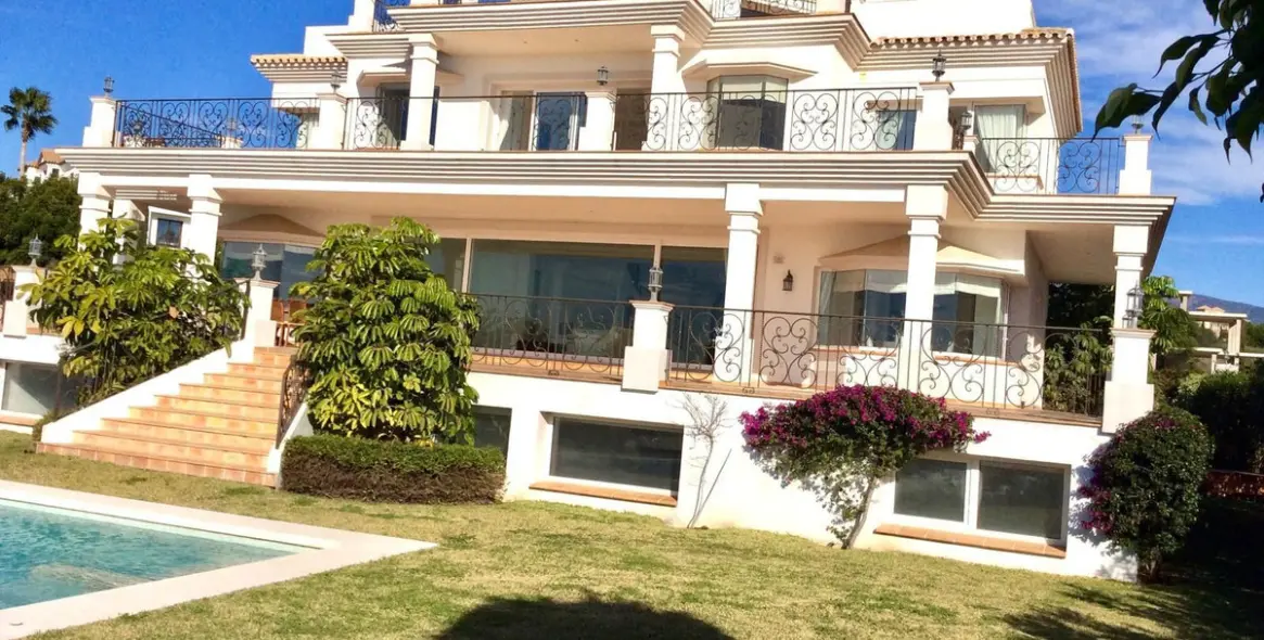 Продажа  отдельно стоящей виллы в Benahavís (район Los Flamingos) 1