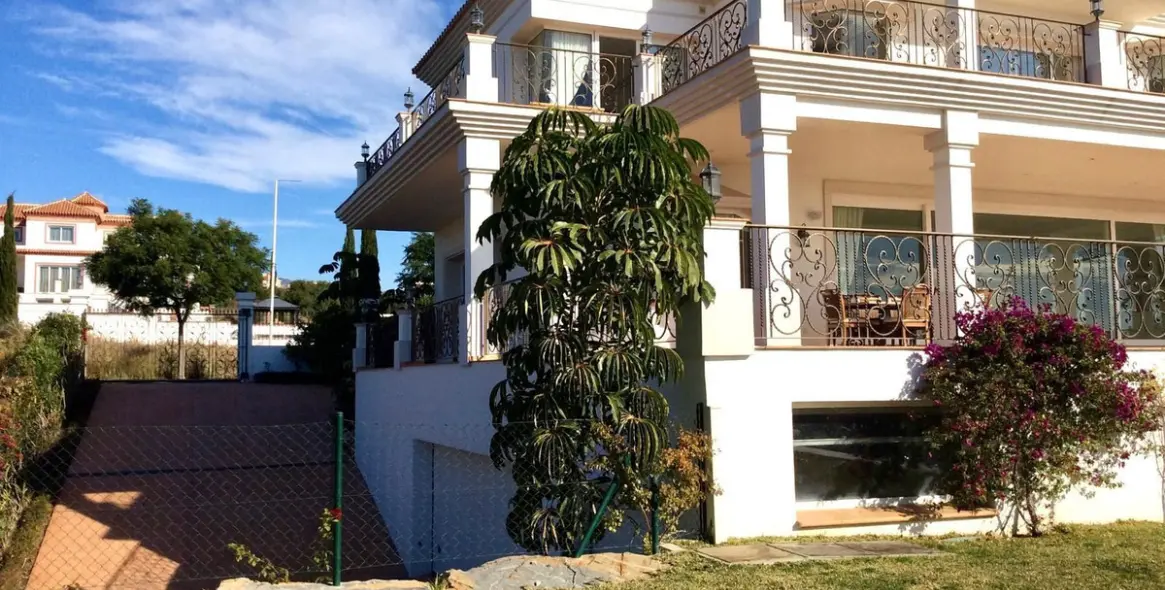 Продажа  отдельно стоящей виллы в Benahavís (район Los Flamingos) 3