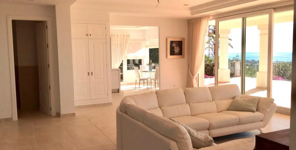 Продажа  отдельно стоящей виллы в Los Flamingos 19