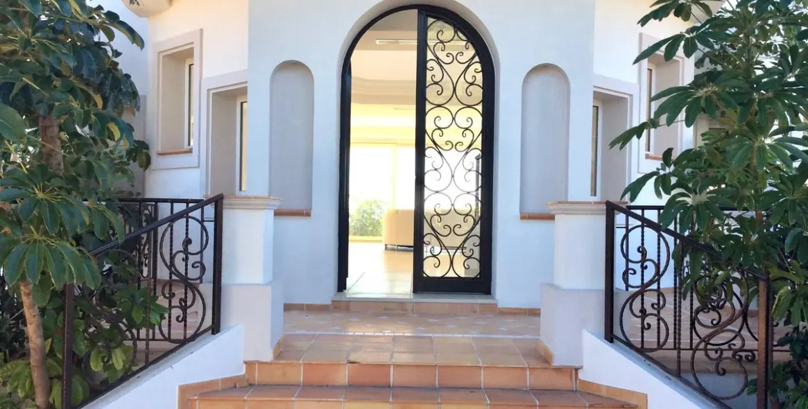 Продажа  отдельно стоящей виллы в Los Flamingos 22