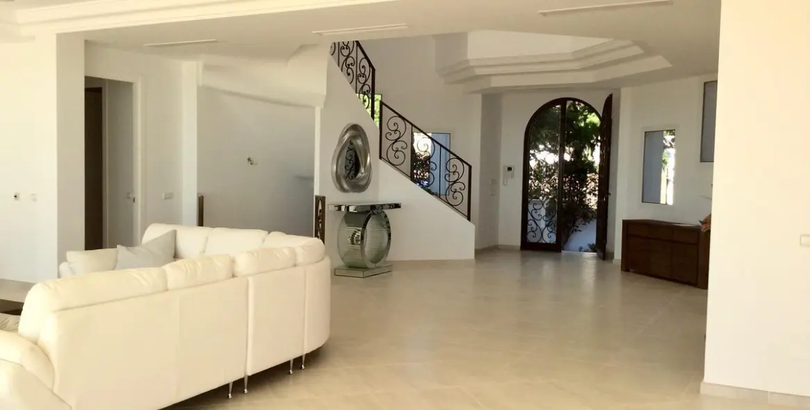 Продажа  отдельно стоящей виллы в Los Flamingos 23