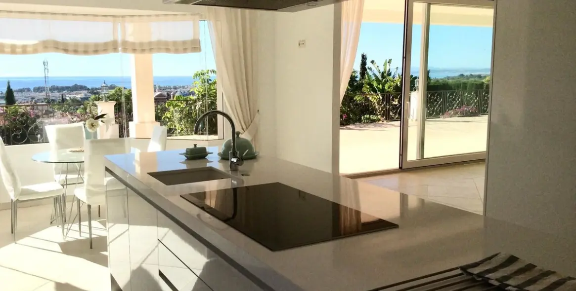 Продажа  отдельно стоящей виллы в Los Flamingos 24