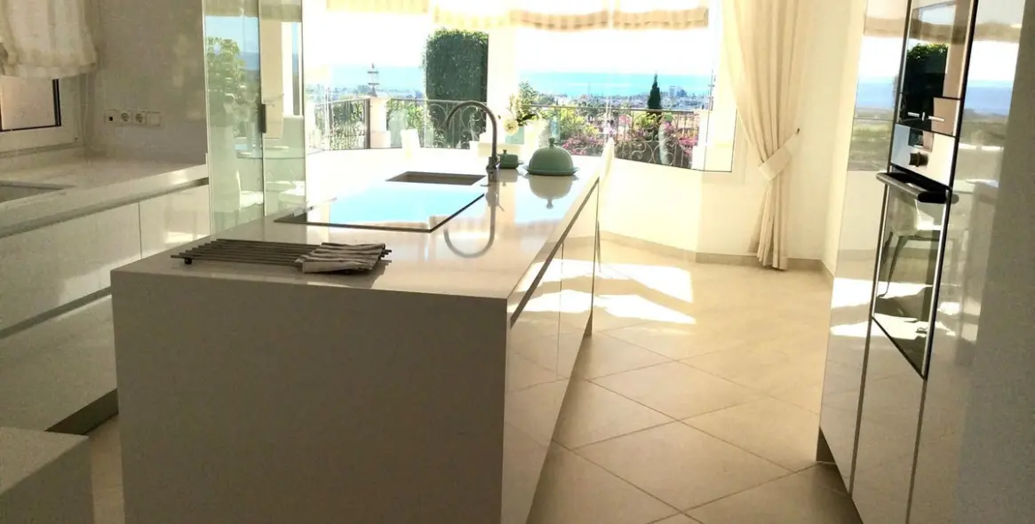 Продажа  отдельно стоящей виллы в Los Flamingos 25