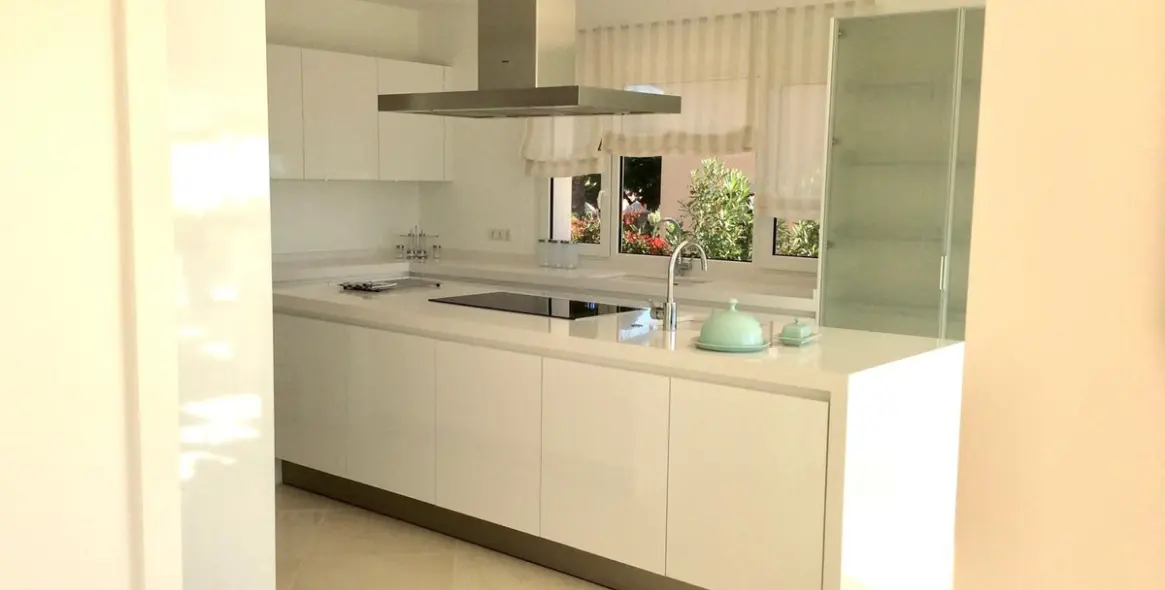 Продажа  отдельно стоящей виллы в Los Flamingos 26