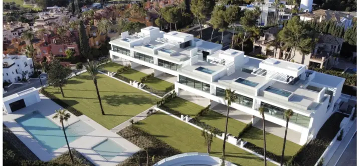 Продажа дома на две семьи в Nueva Andalucía 0