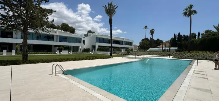 Продажа дома на две семьи в Nueva Andalucía 1