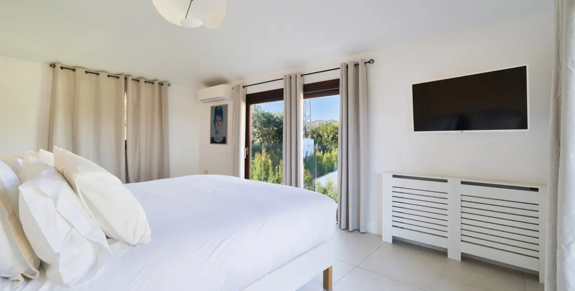 Sale of detached villa in San Pedro de Alcántara 37