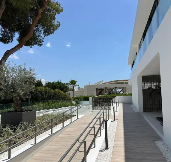 Дом на две семьи R4677286