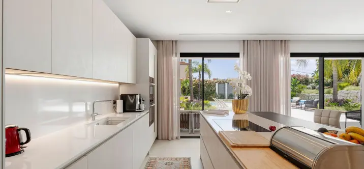 Продажа  отдельно стоящей виллы в Nueva Andalucía 2