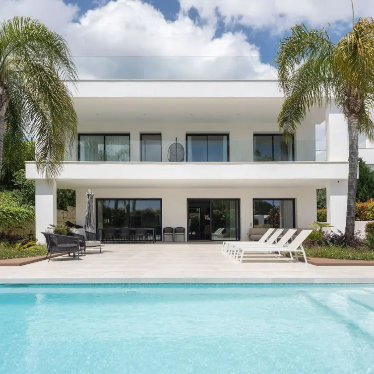 Sale of detached villa in Nueva Andalucía