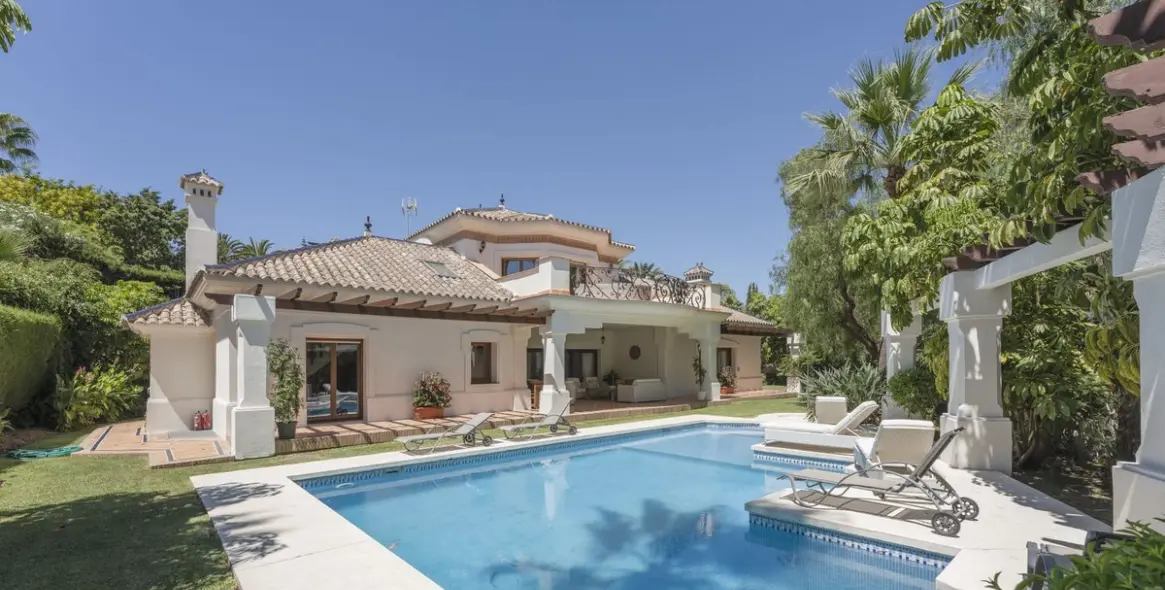 Long-term rent of detached villa in Nueva Andalucía 1