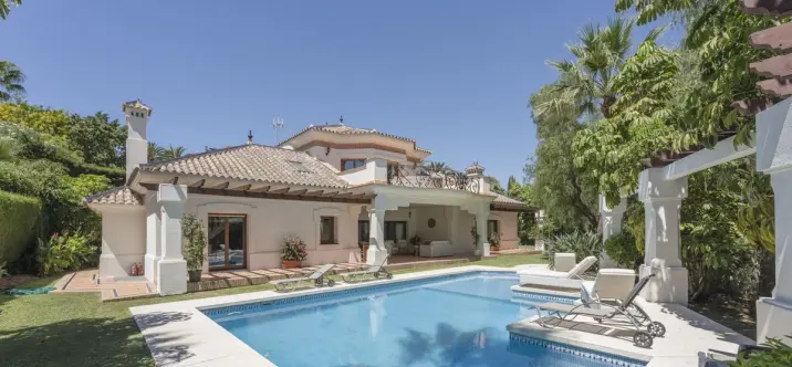 Long-term rent of detached villa in Nueva Andalucía 0