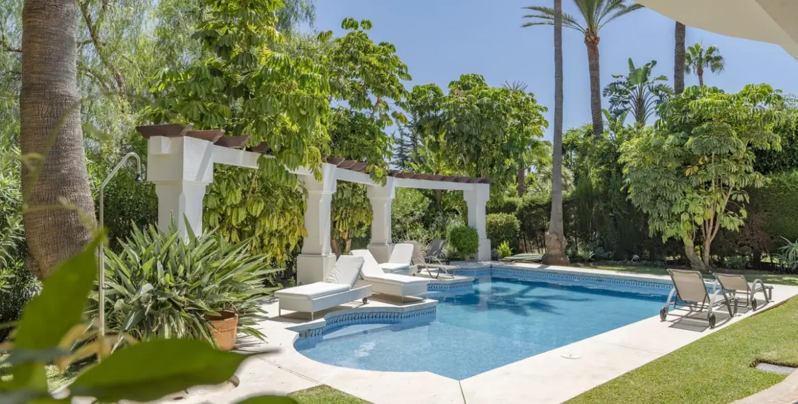 Long-term rent of detached villa in Nueva Andalucía 20