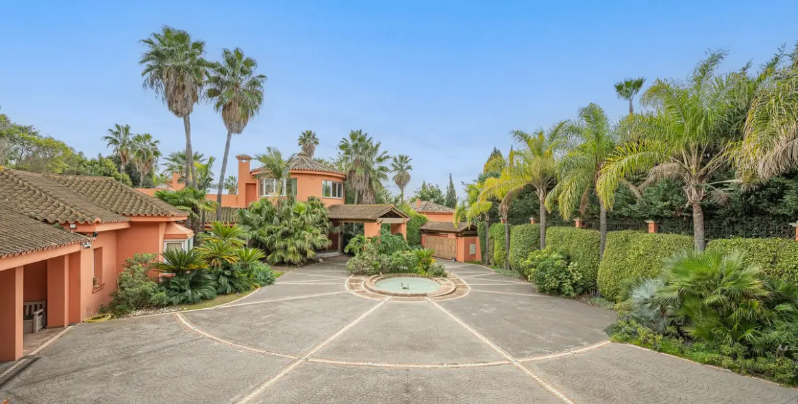 Sale of detached villa in Marbella (district Nagüeles) 1