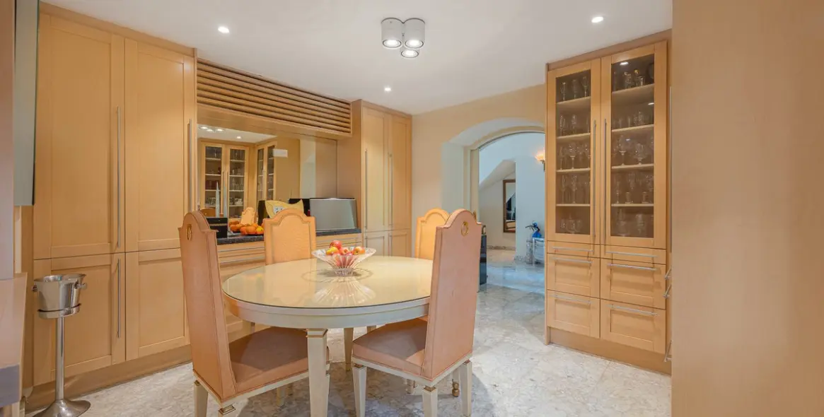 Sale of detached villa in Nagüeles 15