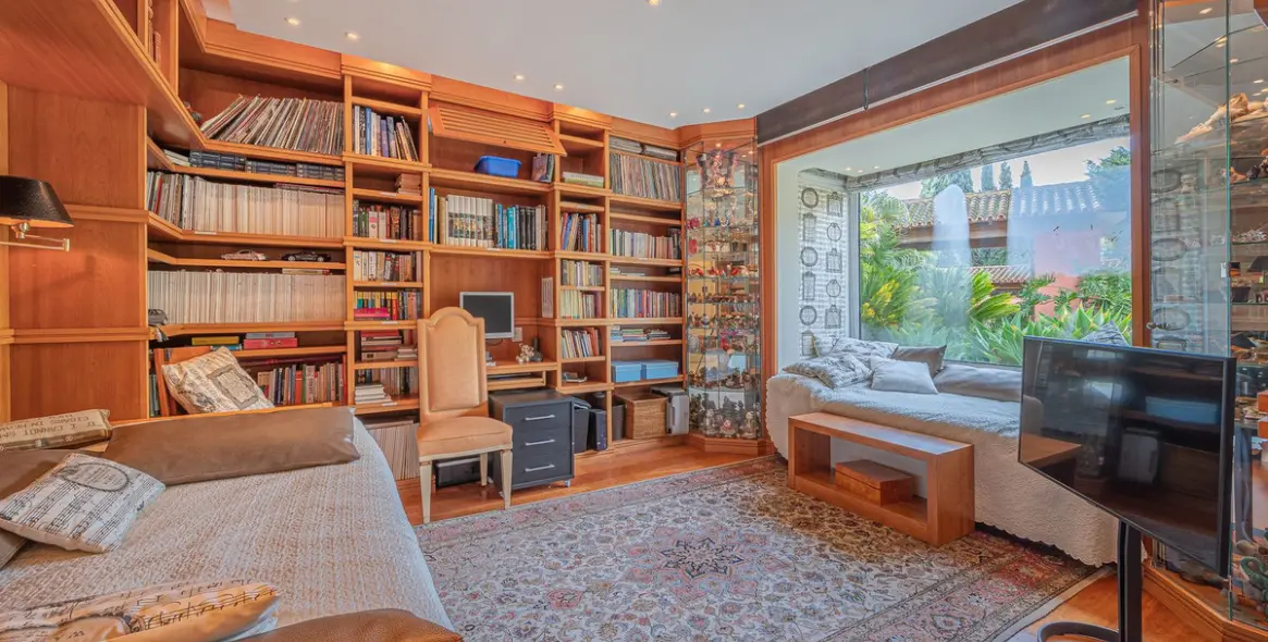 Sale of detached villa in Nagüeles 17