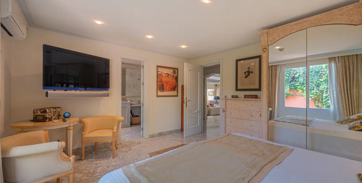 Sale of detached villa in Nagüeles 21