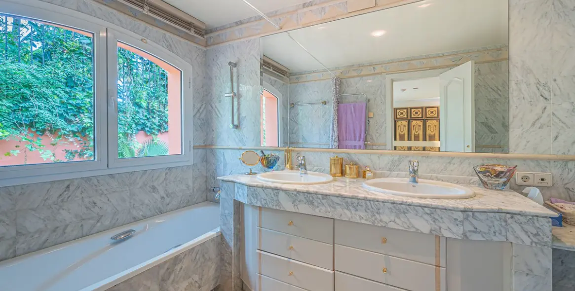 Sale of detached villa in Nagüeles 22