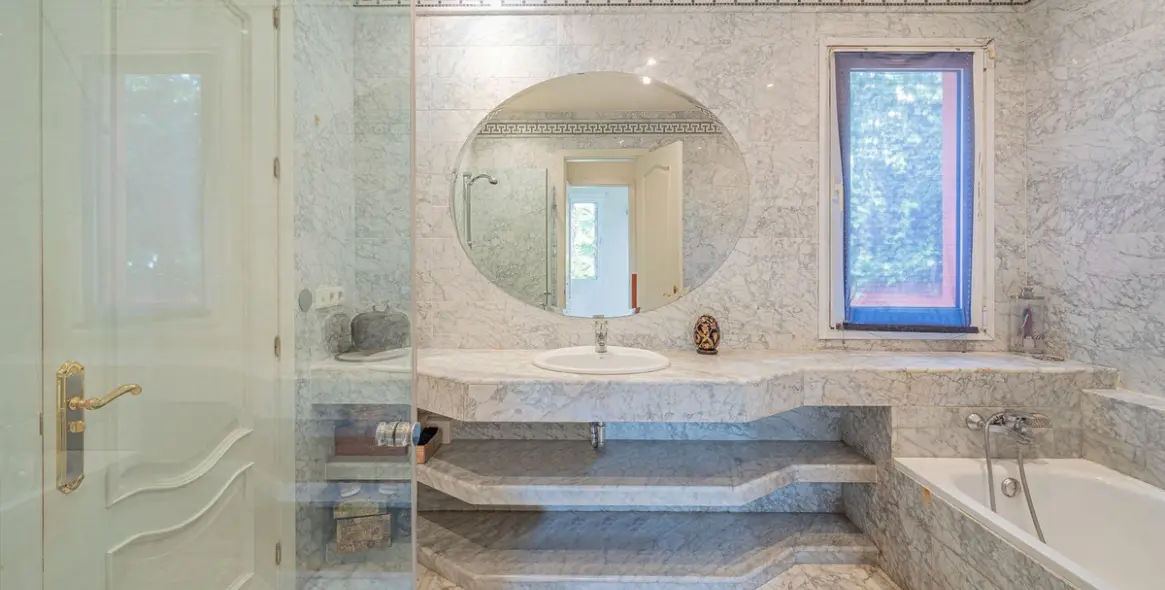 Sale of detached villa in Nagüeles 23