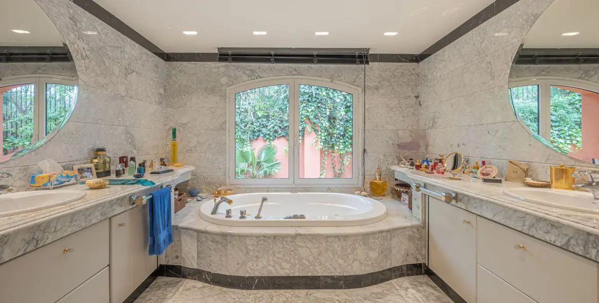 Sale of detached villa in Nagüeles 28