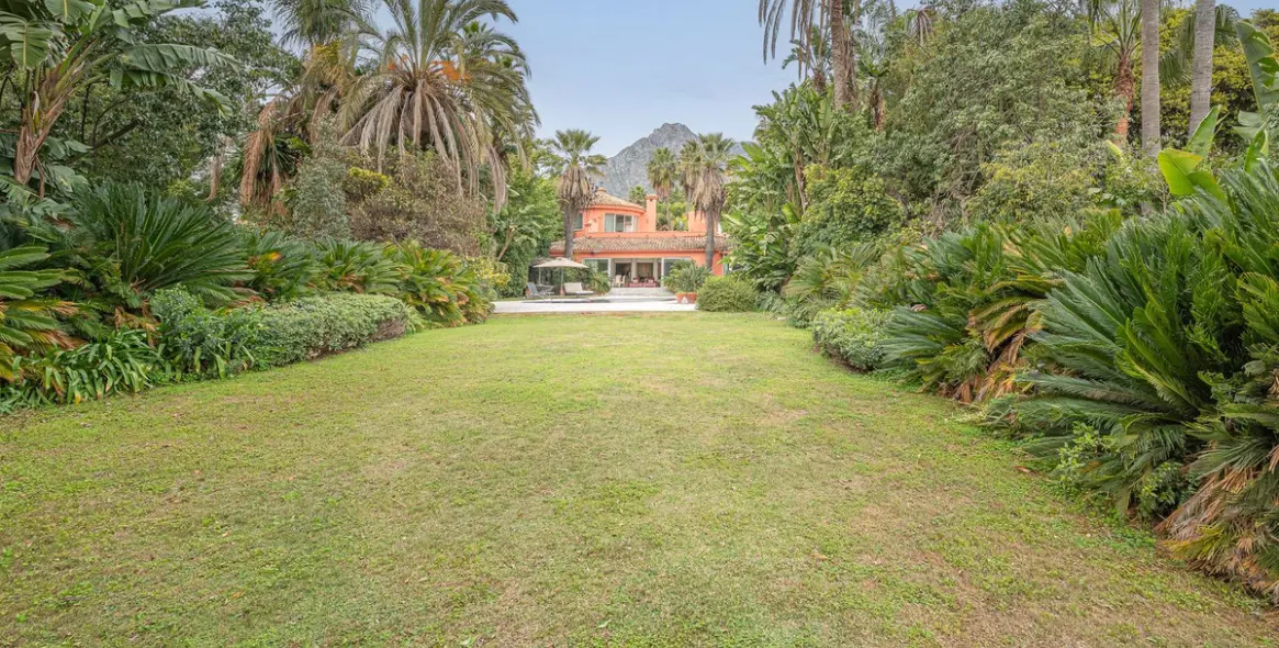 Sale of detached villa in Nagüeles 31