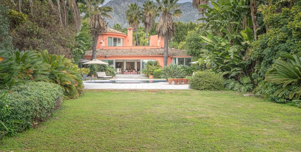 Sale of detached villa in Nagüeles 32