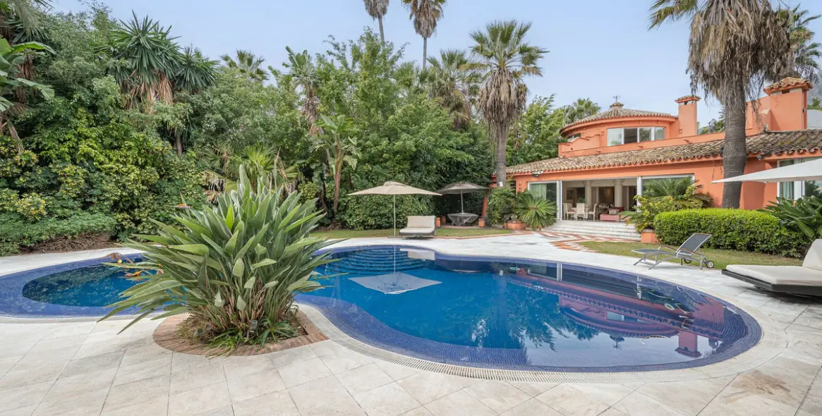 Sale of detached villa in Nagüeles 33