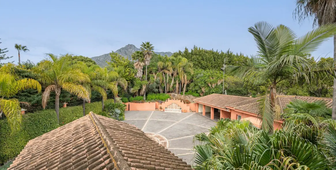 Sale of detached villa in Nagüeles 38