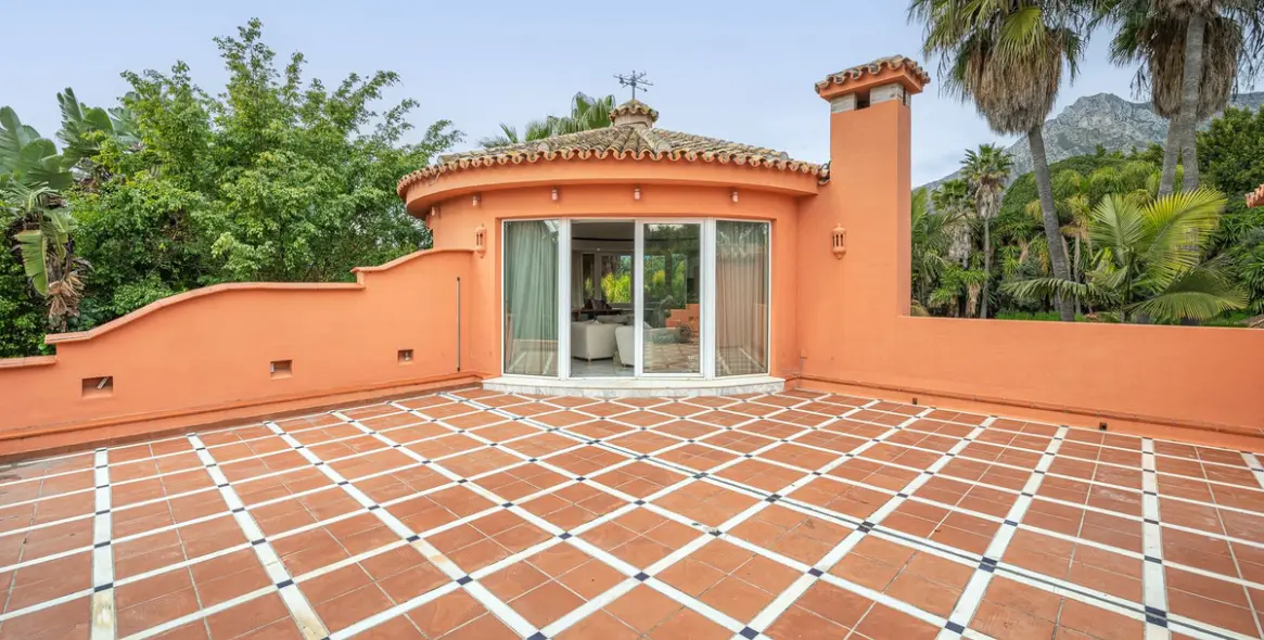 Sale of detached villa in Nagüeles 40