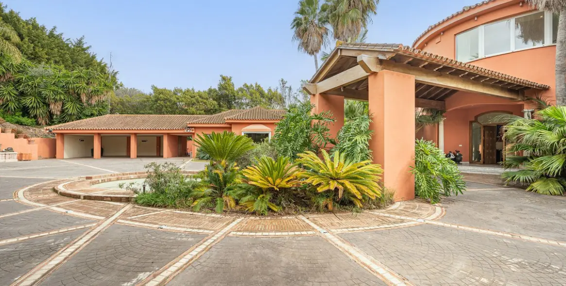 Sale of detached villa in Nagüeles 42