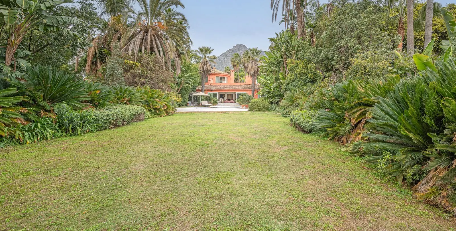 Sale of detached villa in Nagüeles 31