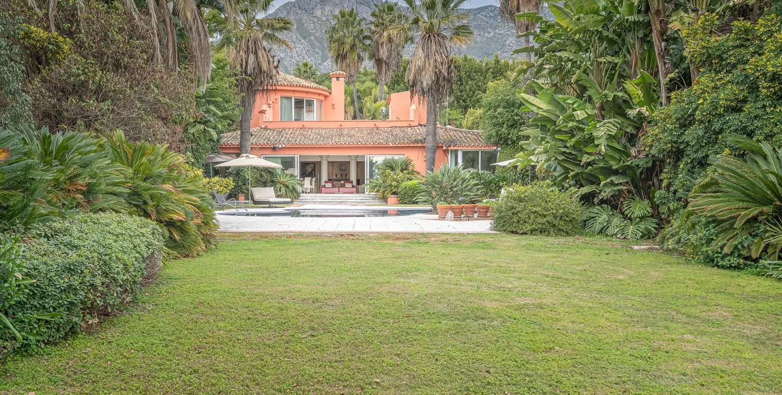 Sale of detached villa in Nagüeles 32