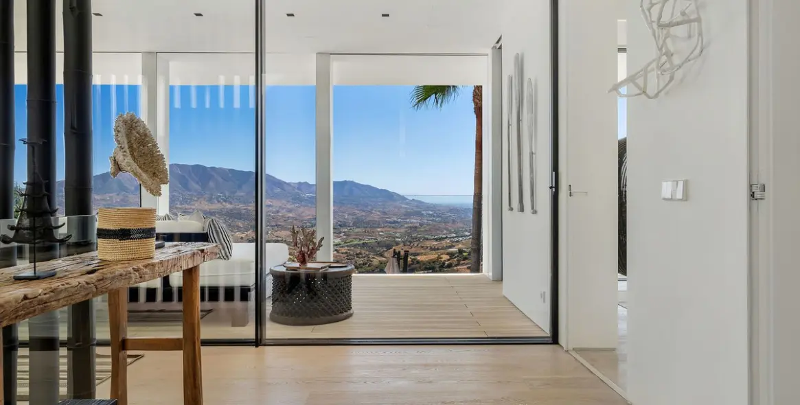 Продажа  отдельно стоящей виллы в Marbella East (район La Mairena) 3