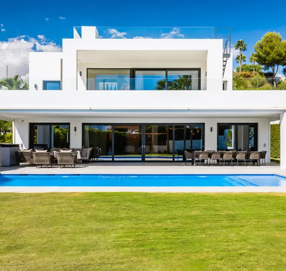 Sale of detached villa in Nueva Andalucía