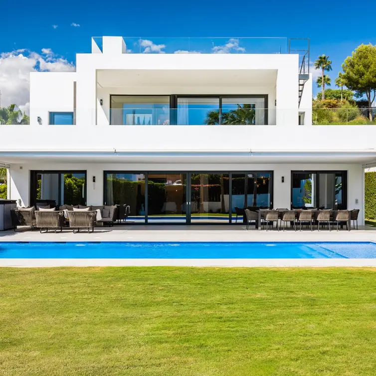 Sale of detached villa in Nueva Andalucía