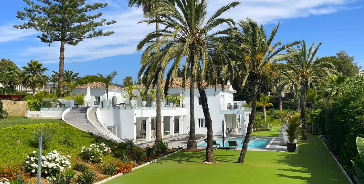 Sale of detached villa in Atalaya 1