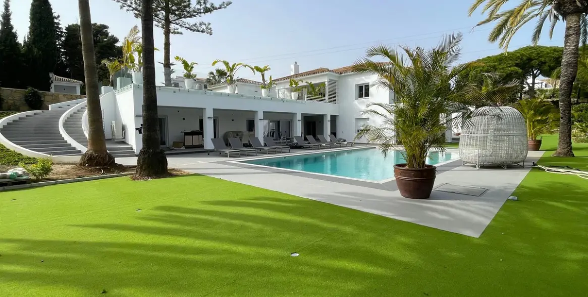 Sale of detached villa in Atalaya 3