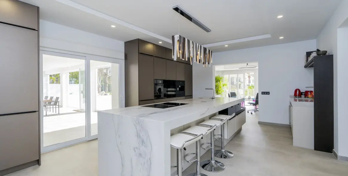 Sale of detached villa in Atalaya 11