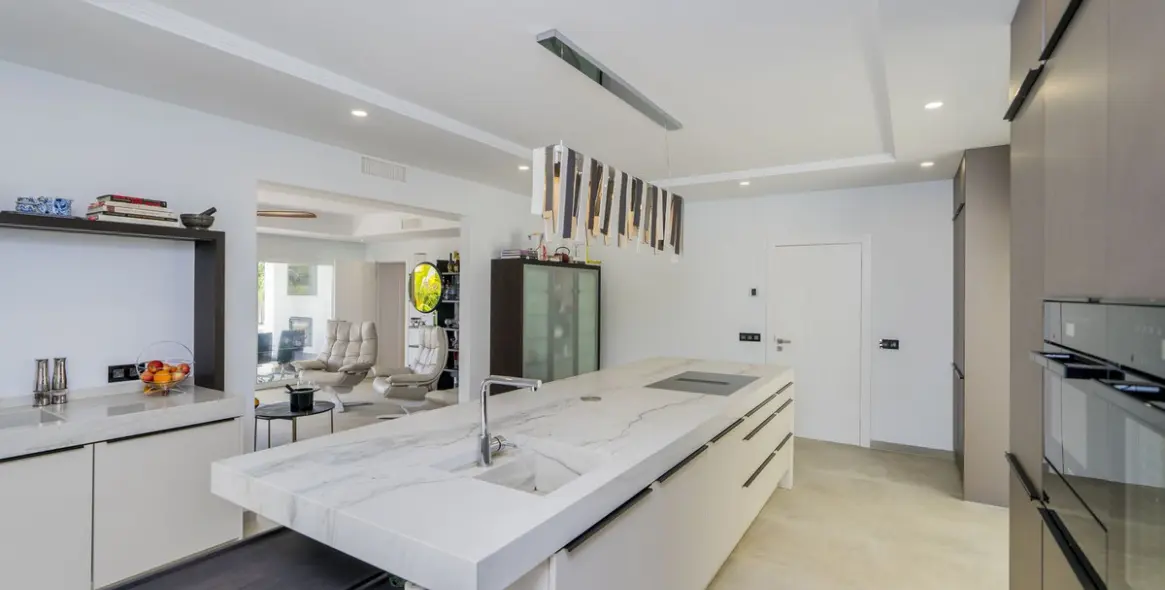 Sale of detached villa in Atalaya 12