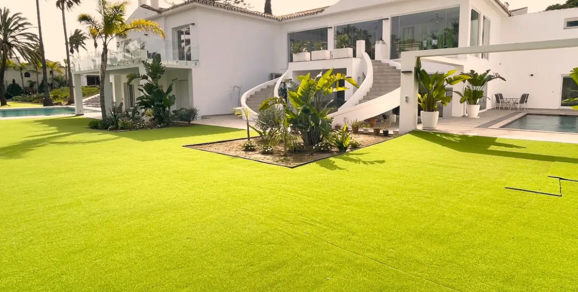 Sale of detached villa in Atalaya 15