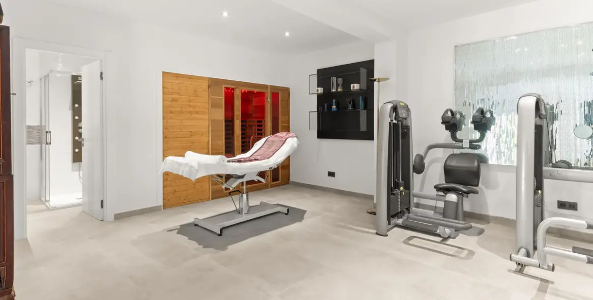 Sale of detached villa in Atalaya 24