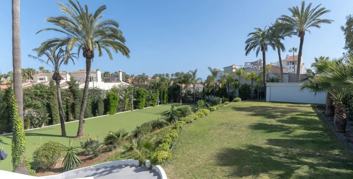 Sale of detached villa in Atalaya 36