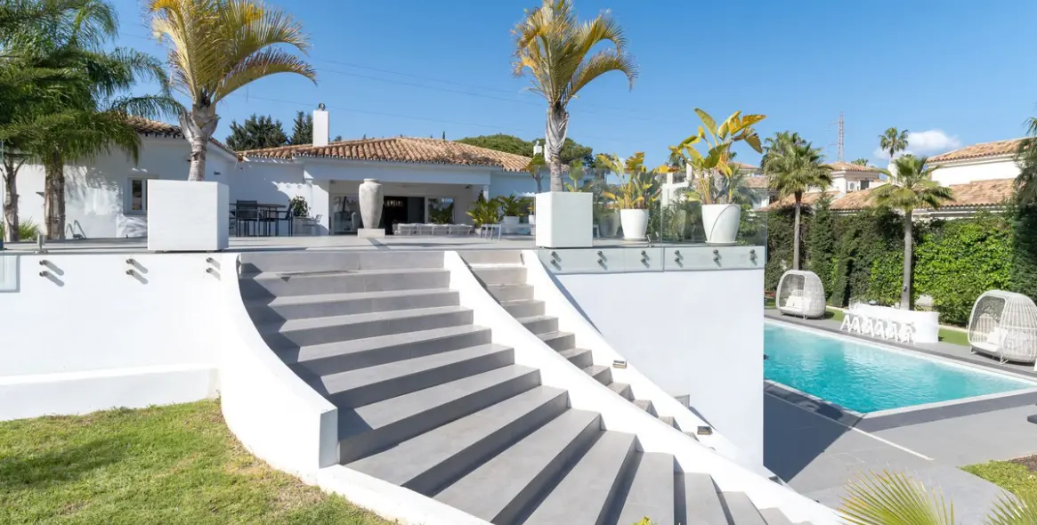 Sale of detached villa in Atalaya 38