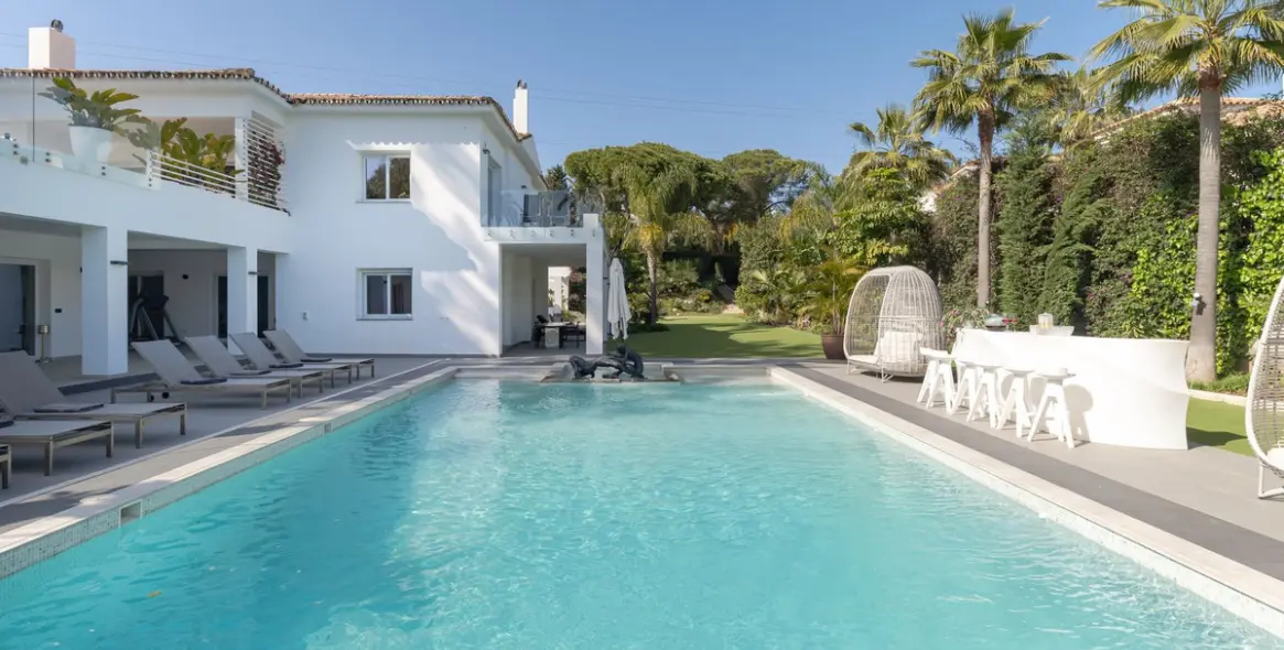 Sale of detached villa in Atalaya 40