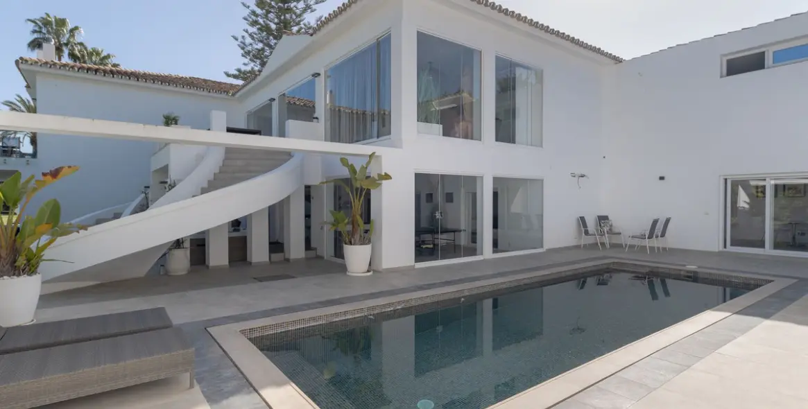 Sale of detached villa in Atalaya 44