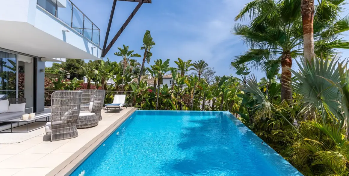 Продажа  отдельно стоящей виллы в Marbella (район Sierra Blanca) 1