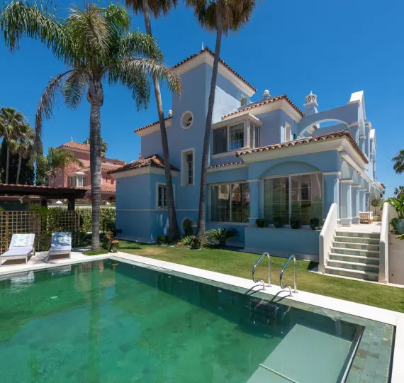 Sale of detached villa in Puerto Banús